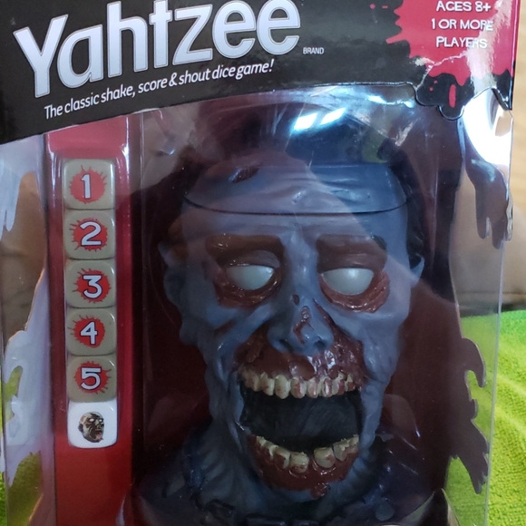 🧟‍♂️COLLECTOR'S EDITION TWD YAHTZEE🧟‍♀️ - Picture 3 of 8